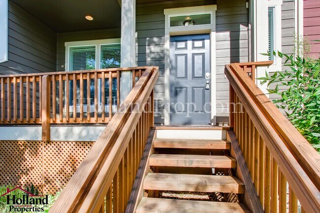 Building Photo - Fantastic Townhouse with 2-Car Garage in E...