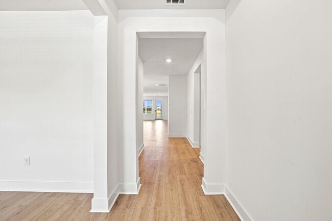 Building Photo - 3084 Claredon St