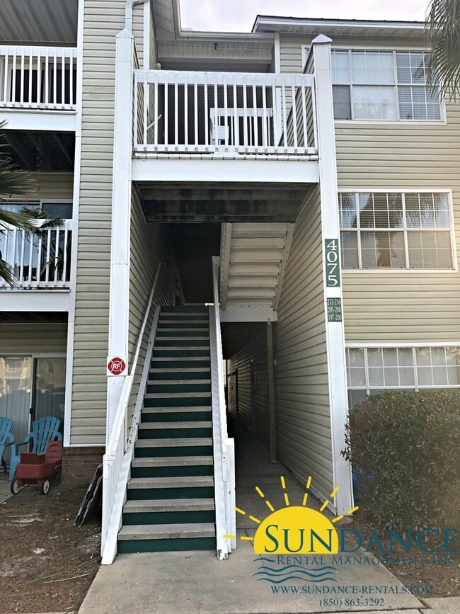 Building Photo - Convenient Destin Living with Community Am...