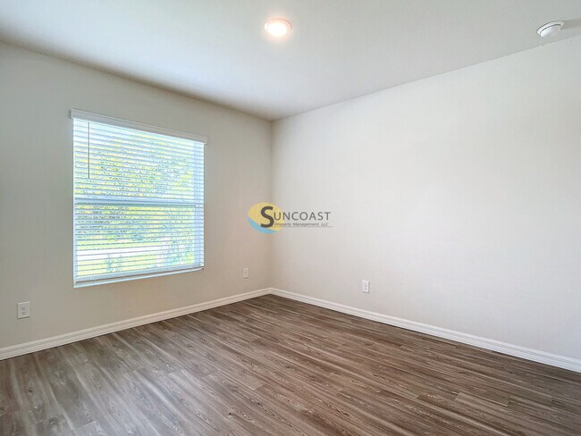 Foto del edificio - 17131 Thompson Ave