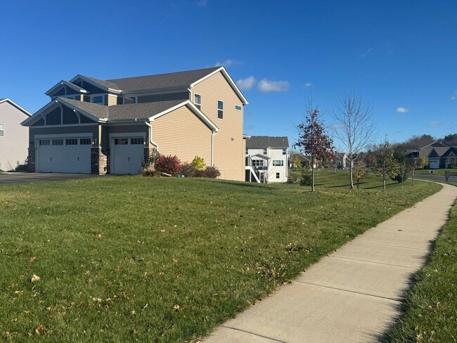 Foto del edificio - Rare 4 bed 3 bath home in shakopee for lea...