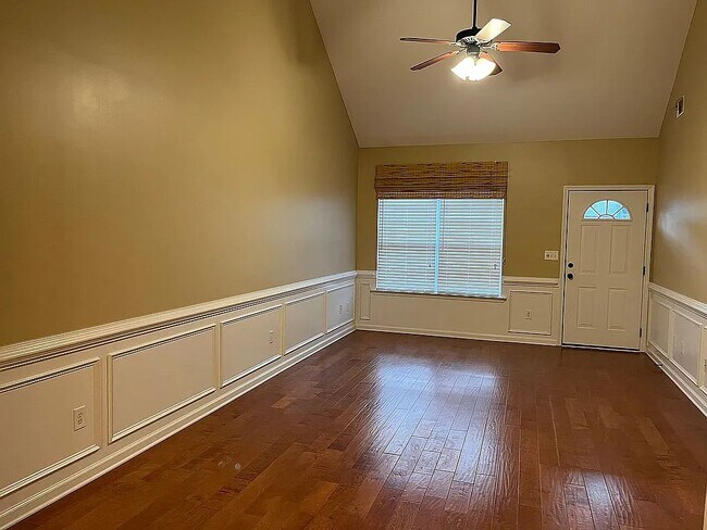 Building Photo - 316 Hogan Way