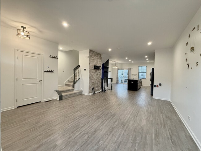 Building Photo - 45 Nicholas Dr W