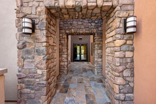 Building Photo - 4803 N Woodmere Fairway