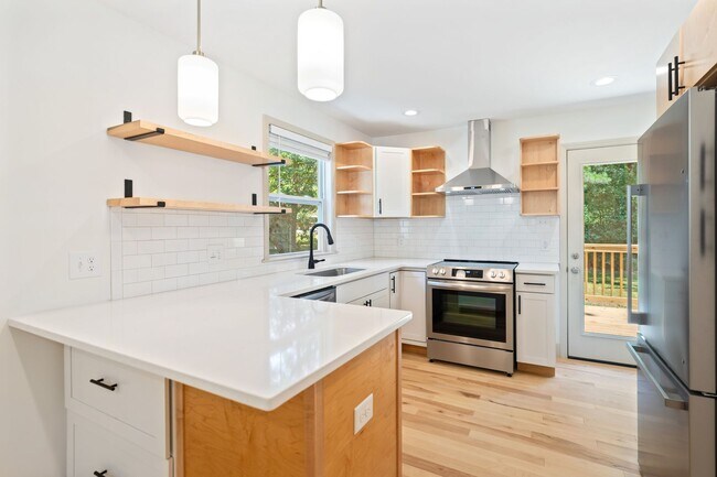 Building Photo - APPLICATION PENDING 07/08/24: Available No...