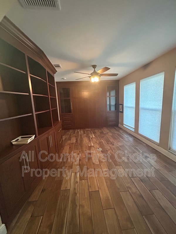 Foto del edificio - 8303 Monarch Cir