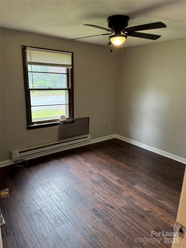 Building Photo - 526 Everette St