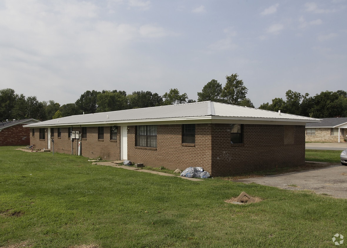 Primary Photo - 302 N Pear St