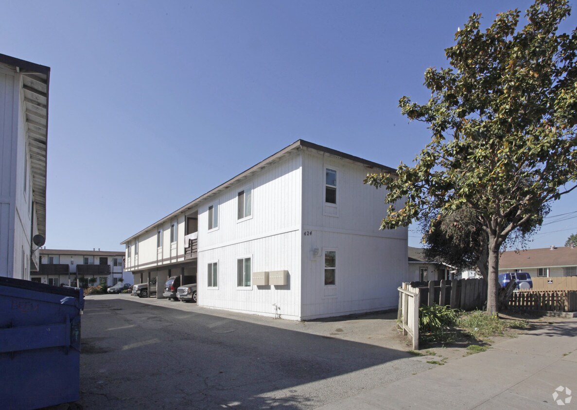 Building Photo - Lamp Lighter Apartments