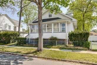 Building Photo - 427 Buttonwood St
