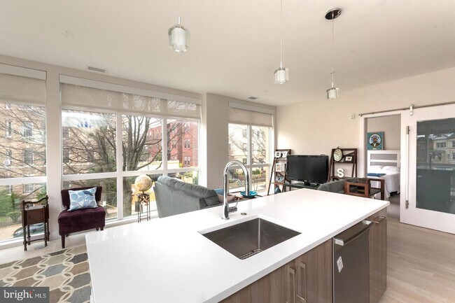 Foto del edificio - 1794 Lanier Pl NW