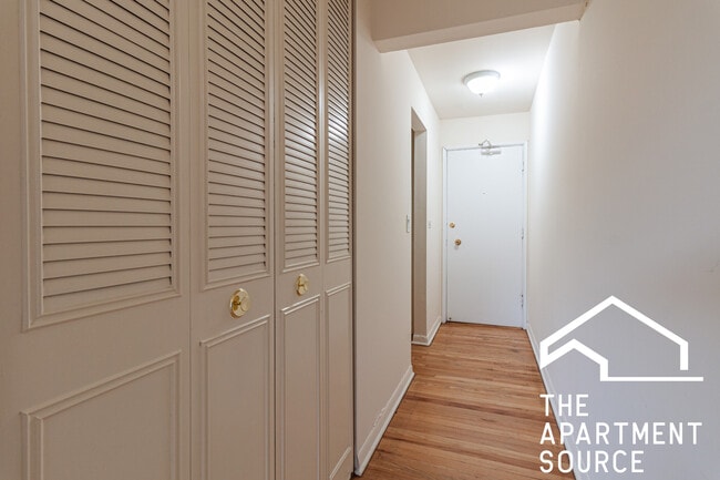 Building Photo - 540 W Roscoe St