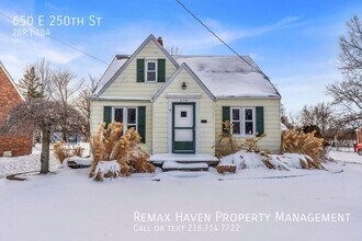 Building Photo - 650 E 250th St