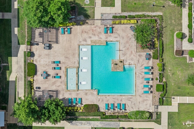 Resort- Style Swimming Pool - Riverside Villas Apartments