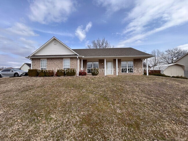 Building Photo - Greenwood House 3 Bed 2 Bath