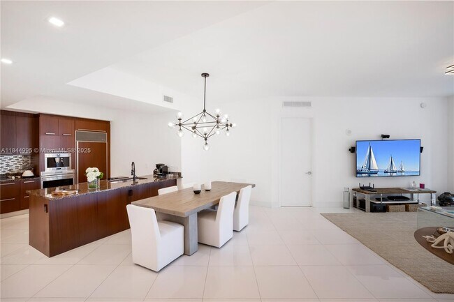 Building Photo - 15901 Collins Ave