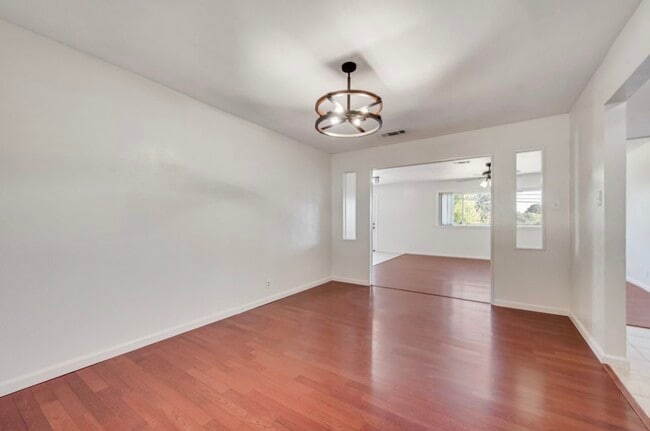 Foto del edificio - 411 Yorkshire Dr