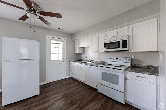 2BR, 1BA - 790SF - Kitchen - Cumberland Manor