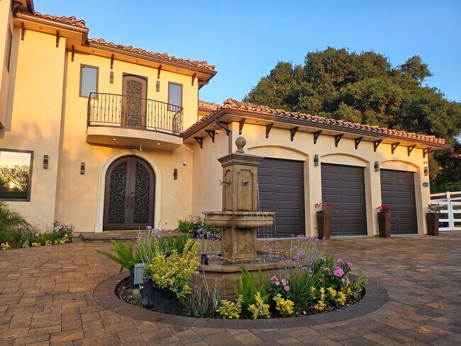 Foto del edificio - Exquisite 5-Bedroom Luxury Pool Home with ...
