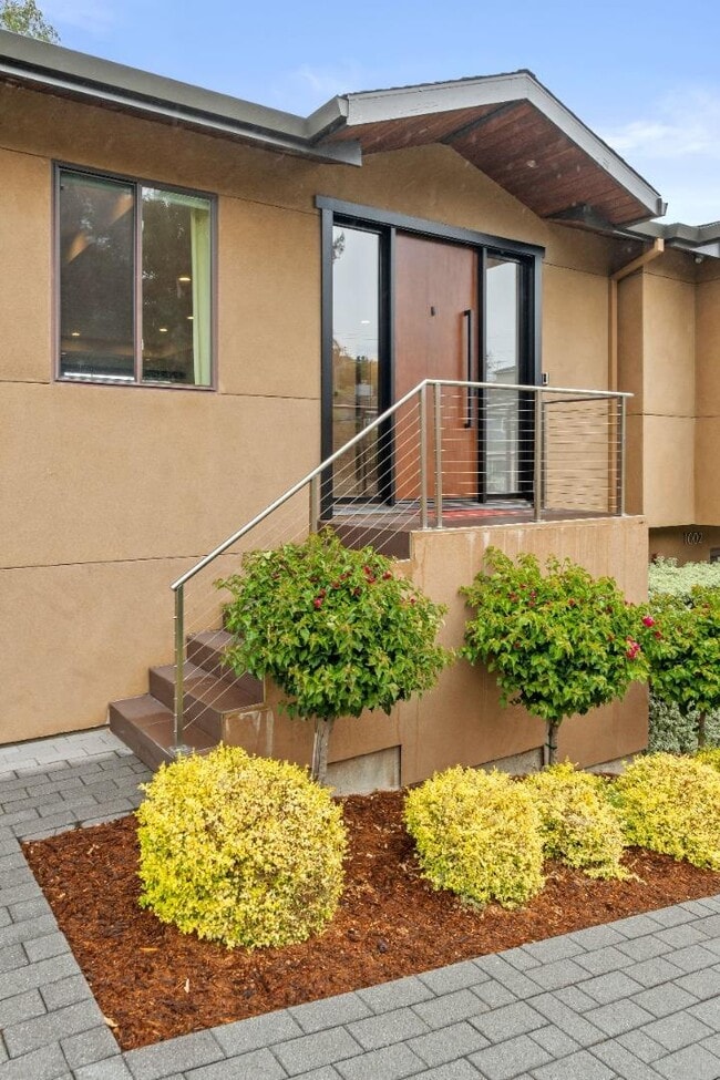 Building Photo - 1002 Crestview Dr