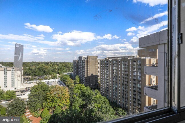 Foto del edificio - 5500 Friendship Blvd