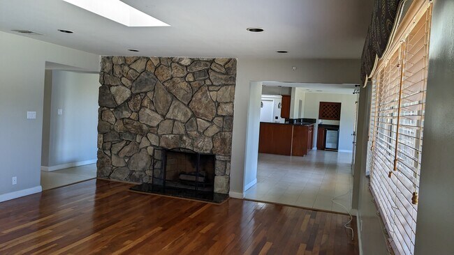 Building Photo - 3031 Deolinda Dr