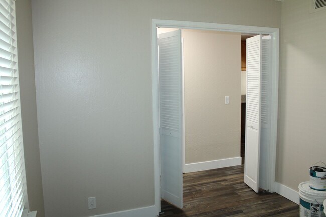 Foto del edificio - Updated 4 bedroom, 1 1/2 bathroom Townhome...
