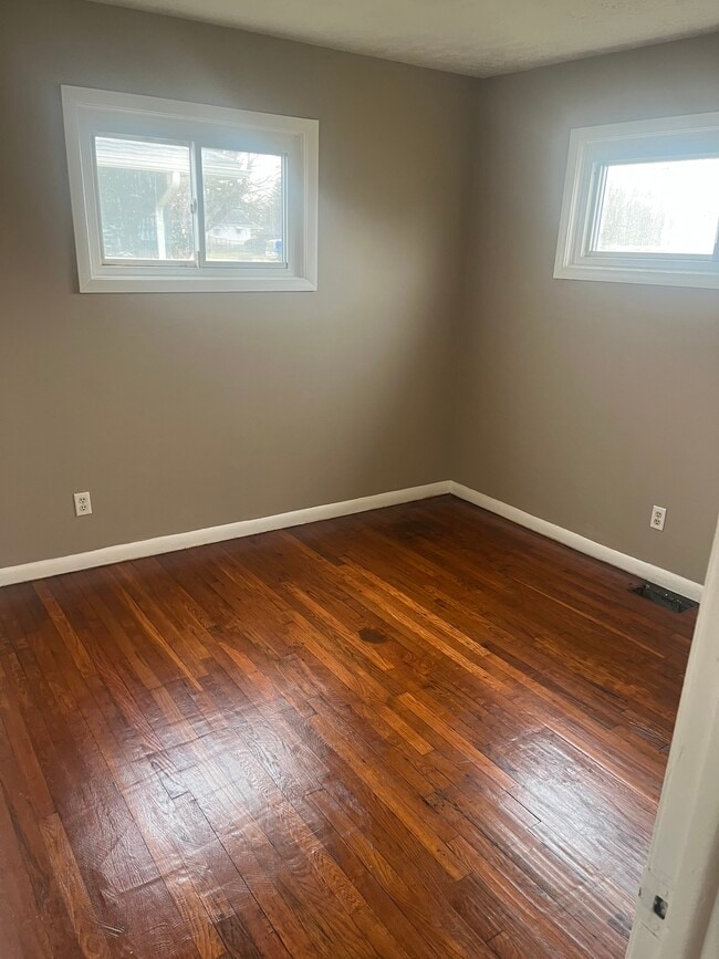 Building Photo - 1342 Koebel Rd