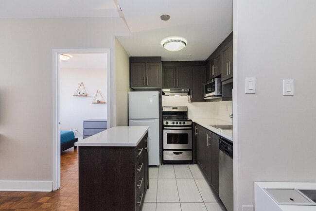 Building Photo - 1276 Av des Pins O