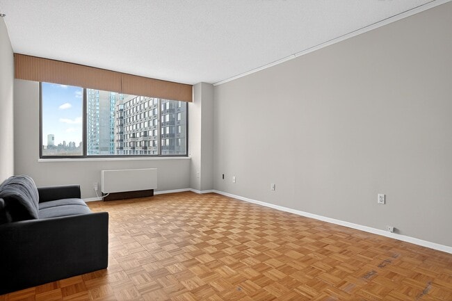 Foto del edificio - 45 River Dr S