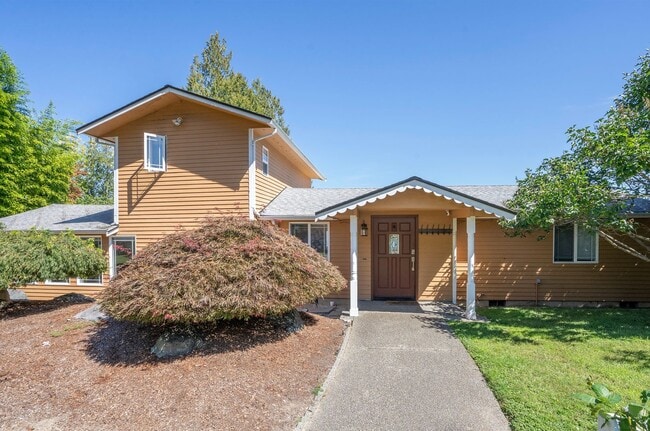 Building Photo - SHORT TERM LEASES! 1-6 months - 3-Bedroom ...