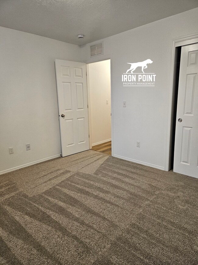 Foto del edificio - *$500 off your first months rent!* Move-in Ready Home w/new paint & flooring throughout, 2 car ga...
