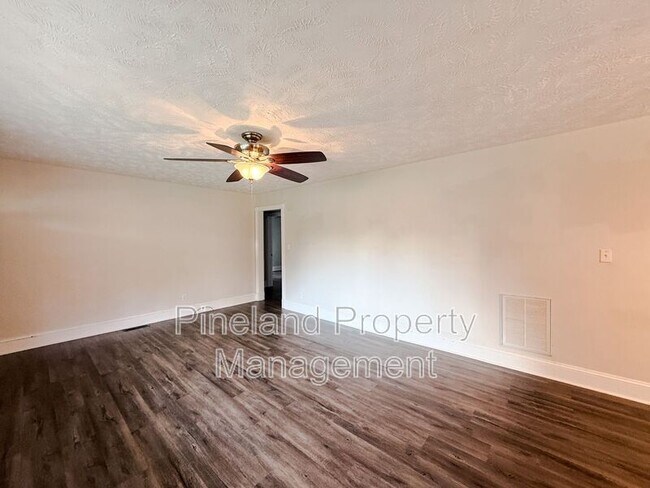 Foto del edificio - 5300 Walnut Dr