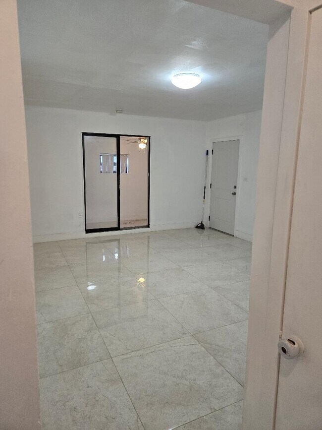 Foto del edificio - 1020 NW 147th St