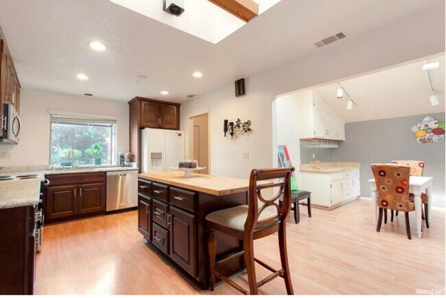 Building Photo - 2222 Lido Cir