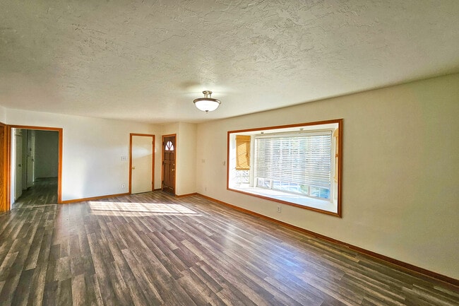 Building Photo - 9321 Donna Ave