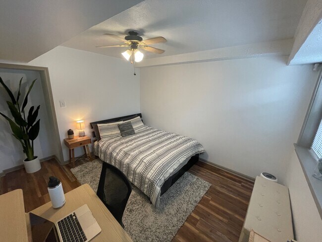 Bedroom - 832 N Mozart St