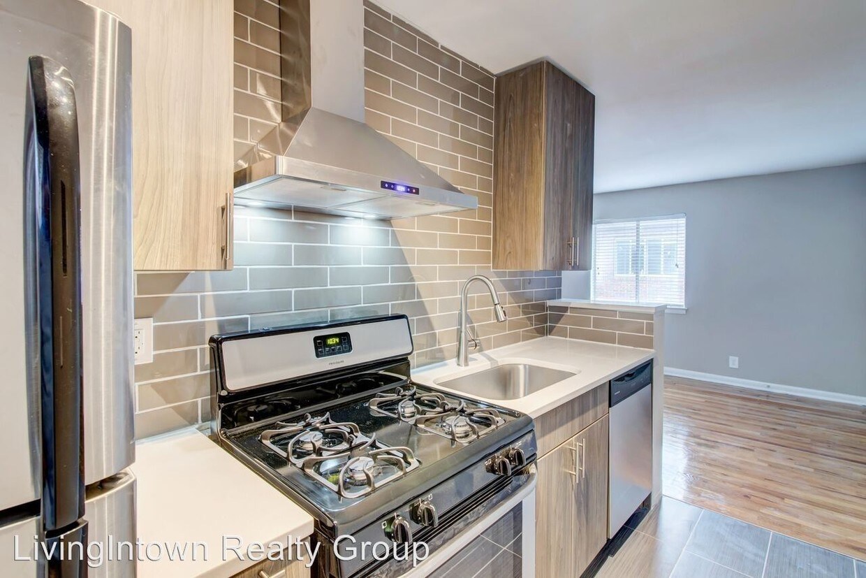 Foto principal - 943 Greenwood Ave NE