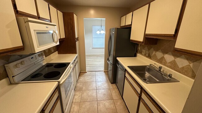 Building Photo - Spacious one bedroom condo located in the summer ridge community!