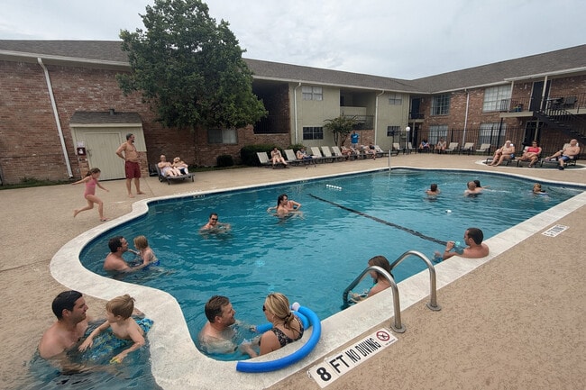 ¡Nuestras piscinas están pensadas para ti! - Belmont Place/La Fontaine