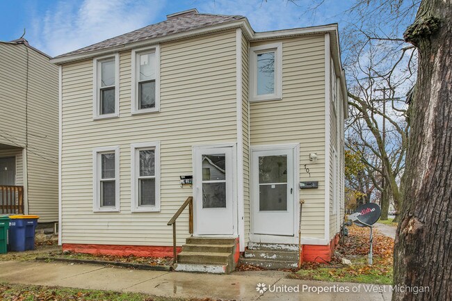 Building Photo - 701 9th St NW