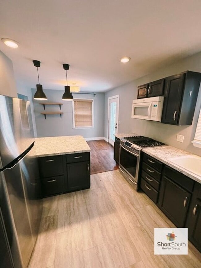 Building Photo - Updated - 3 bed 1.5 bath, with a detached garage