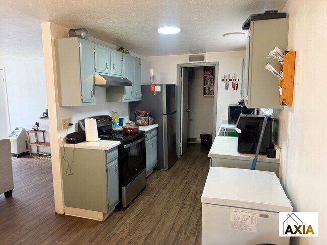 Building Photo - 2BD/1BA Home with Great Outdoor Space!