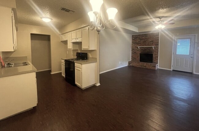 Building Photo - "The Perfect Pair: 2 Beds, 2 Baths, 2-Car Garage — Ready for You!"