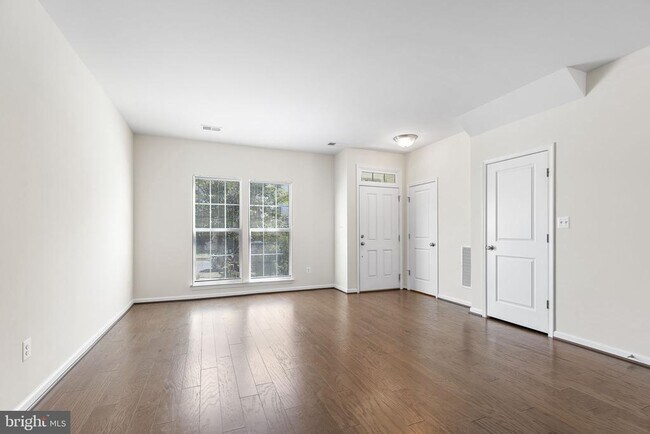 Building Photo - 844 Basswood Dr