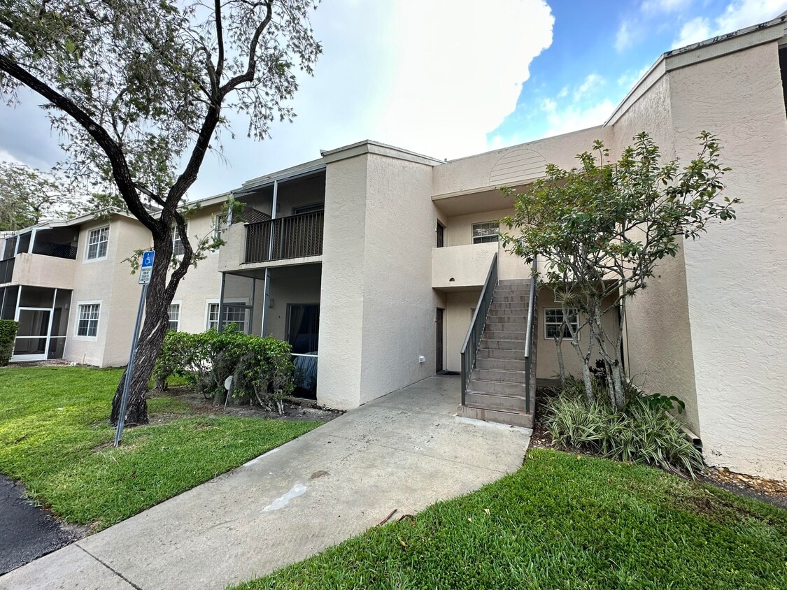Primary Photo - 671 Cypress Lake Blvd