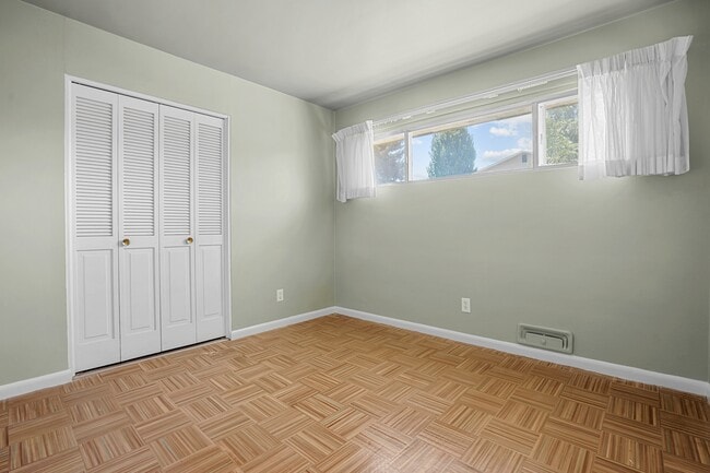 Building Photo - 1733 Maplewood Dr
