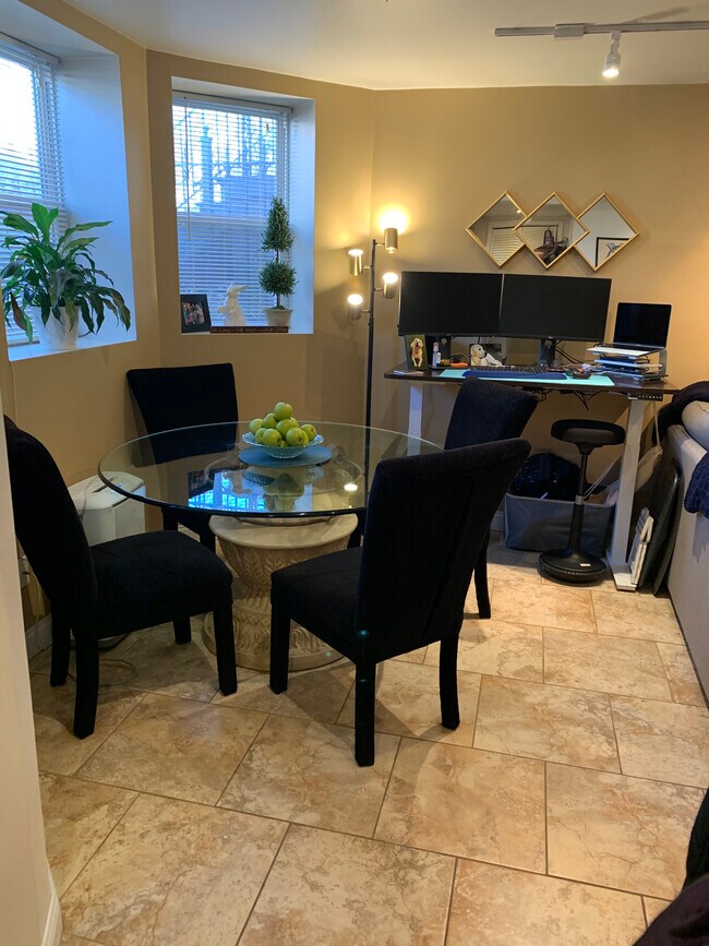 Dining Area - 1541 W Wellington Ave