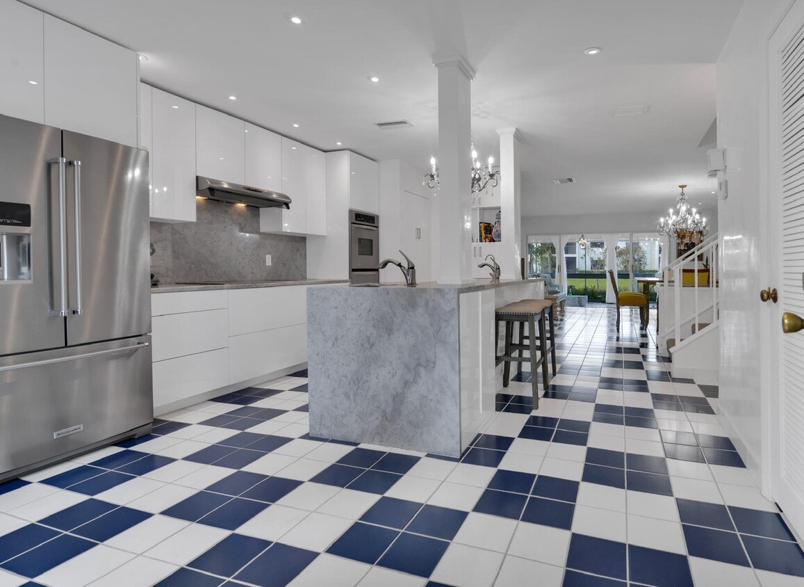 Foto principal - 8045 Eastlake Dr