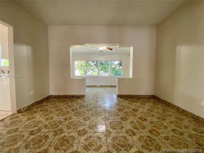 Foto del edificio - 261 NE 44th St
